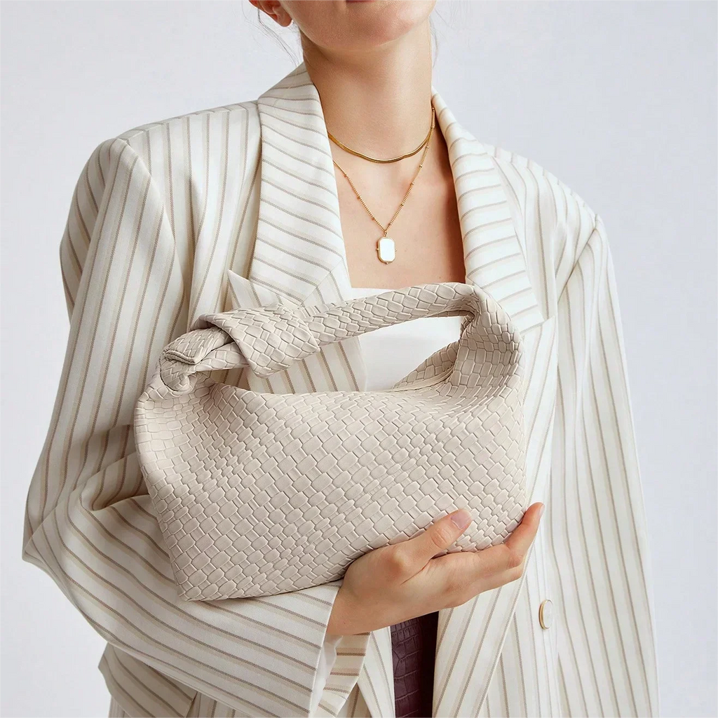 Bolso de mano tejido con nudo