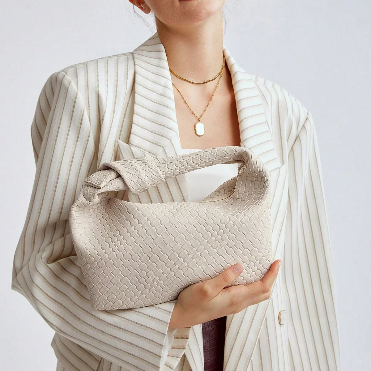 Bolso de mano tejido con nudo