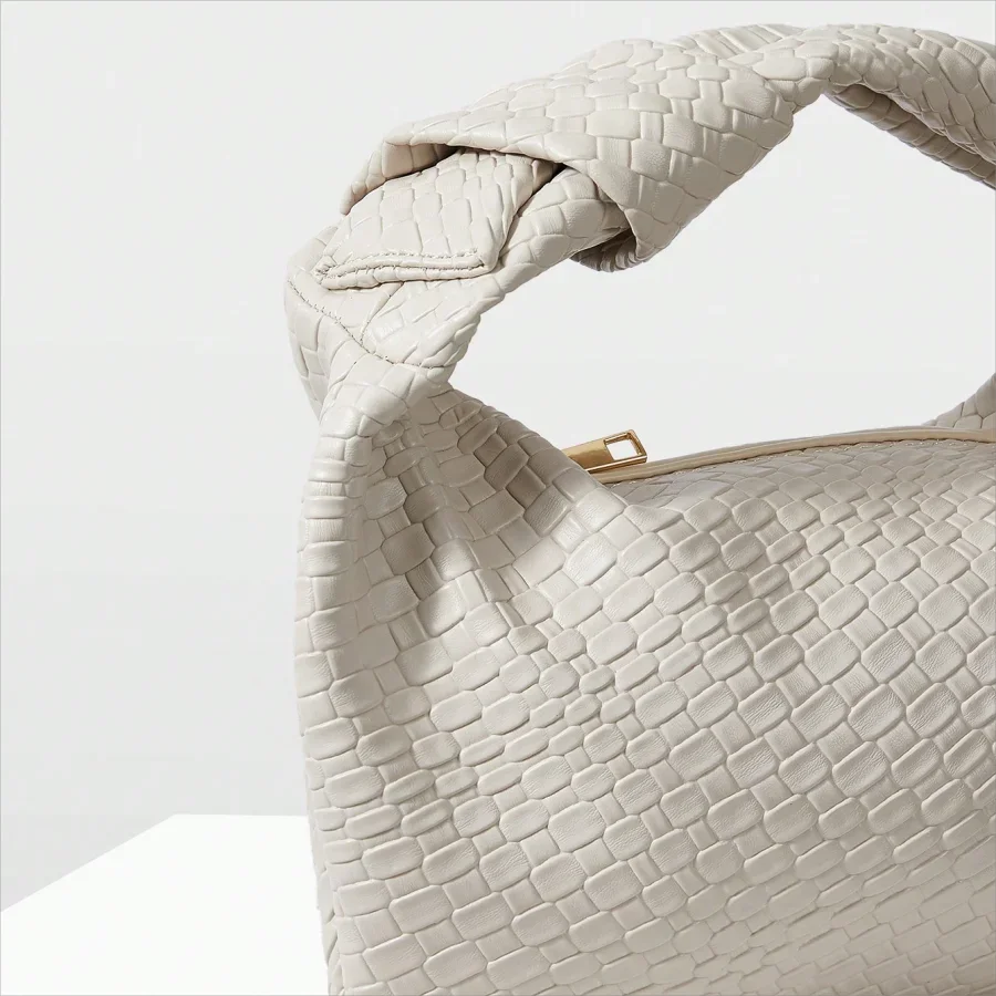 Bolso de mano tejido con nudo