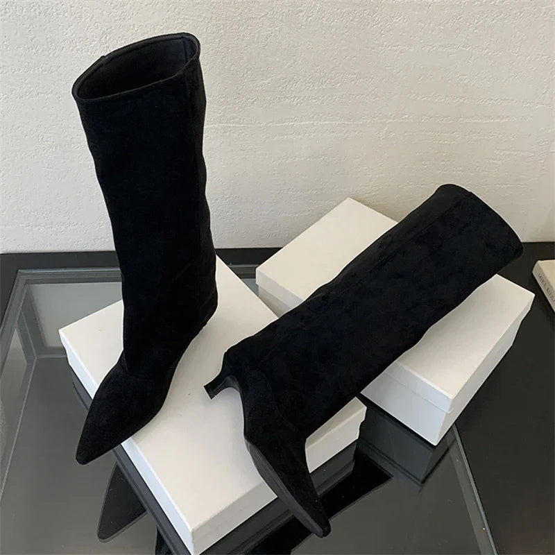 Botas Vivienne puntiagudas hasta la rodilla