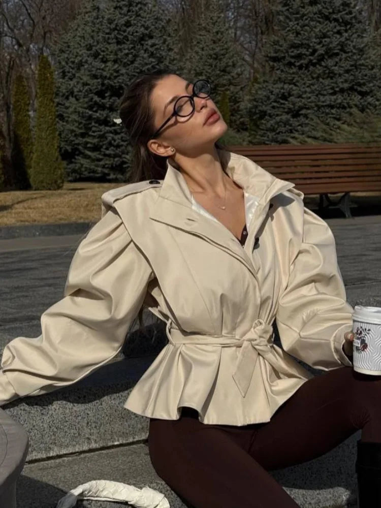 Chaqueta corta tipo gabardina para mujer