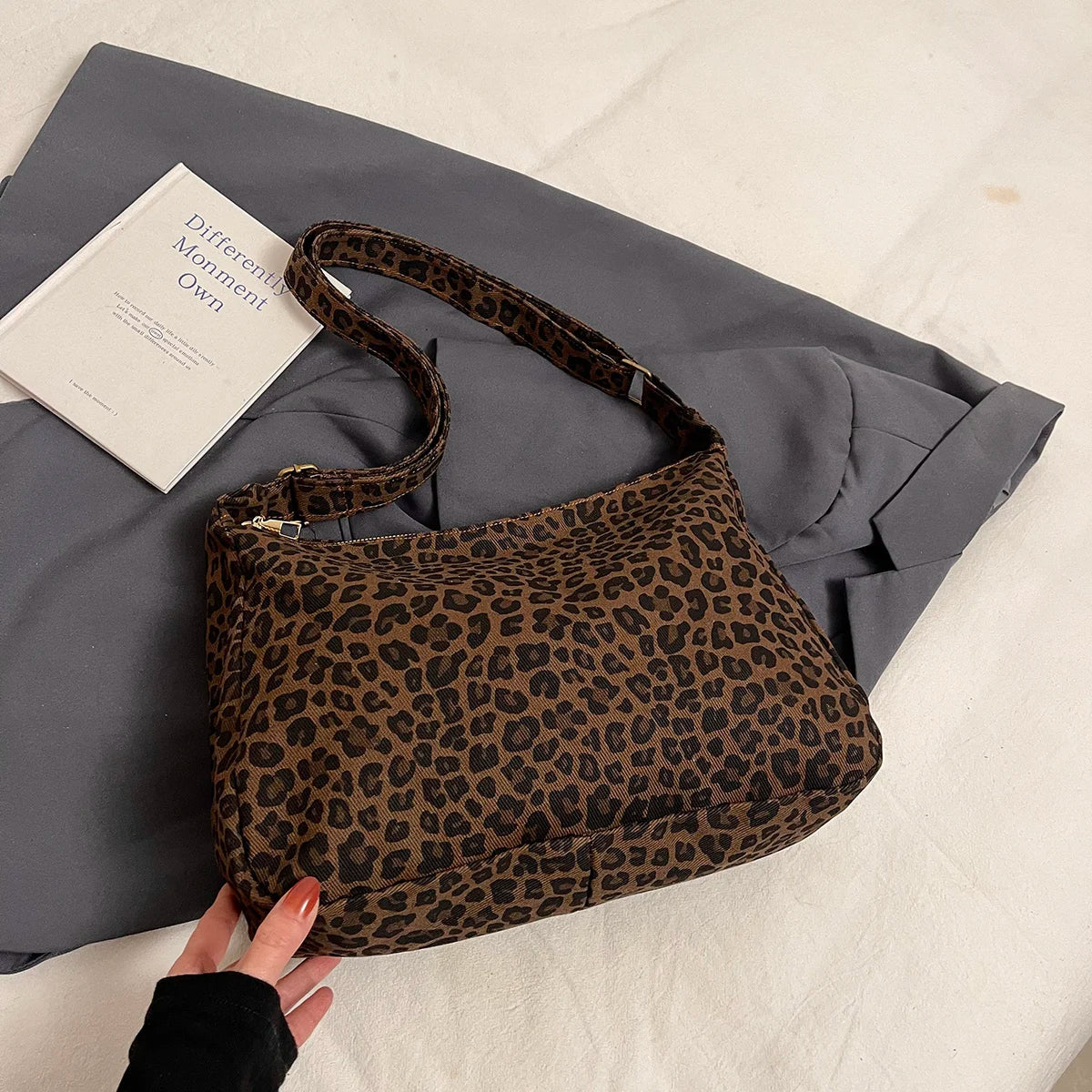 Bolso de hombro con estampado de leopardo