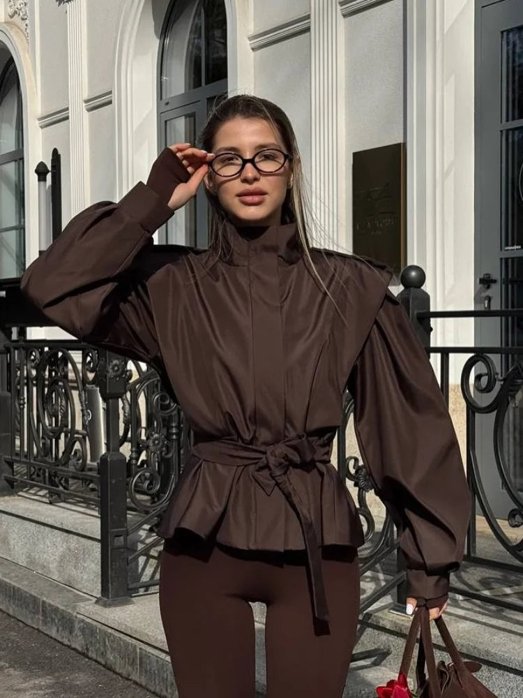Chaqueta corta tipo gabardina para mujer