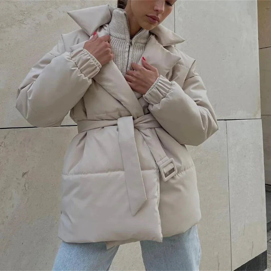 Chaqueta con solapas y cinturón