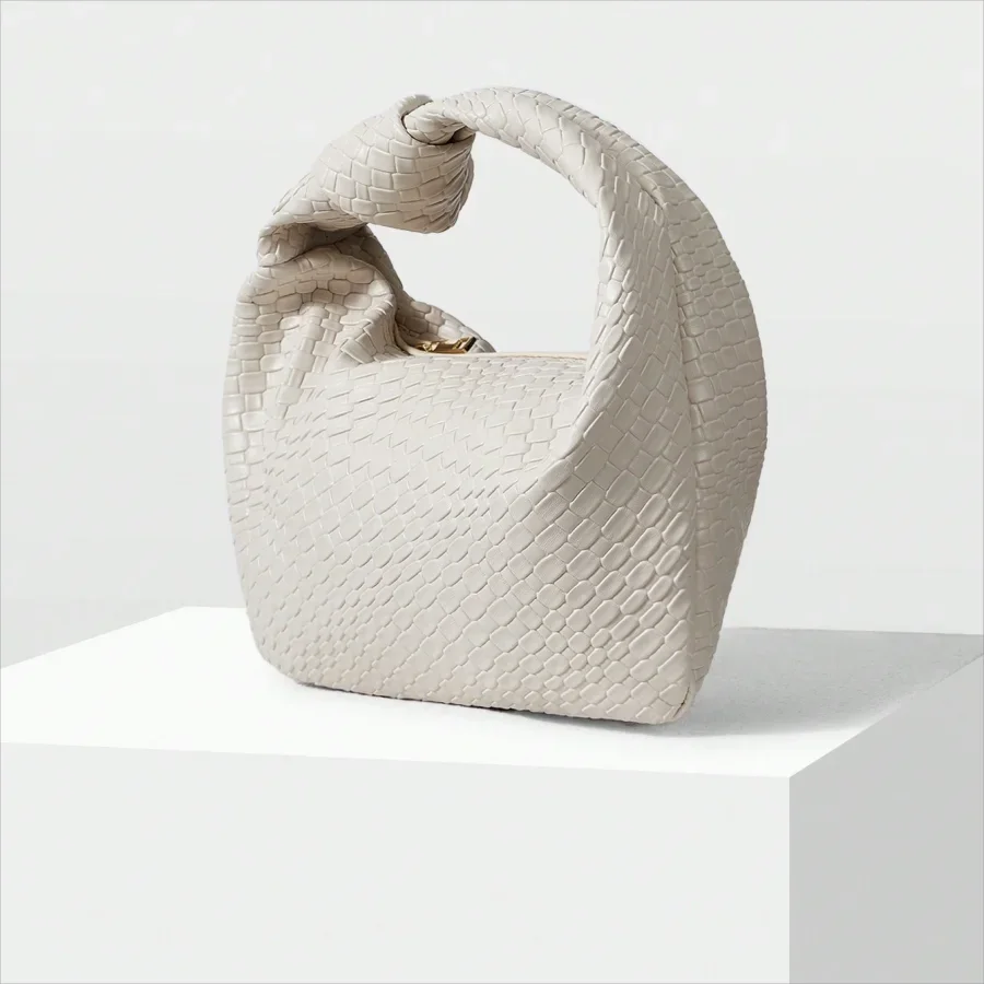 Bolso de mano tejido con nudo