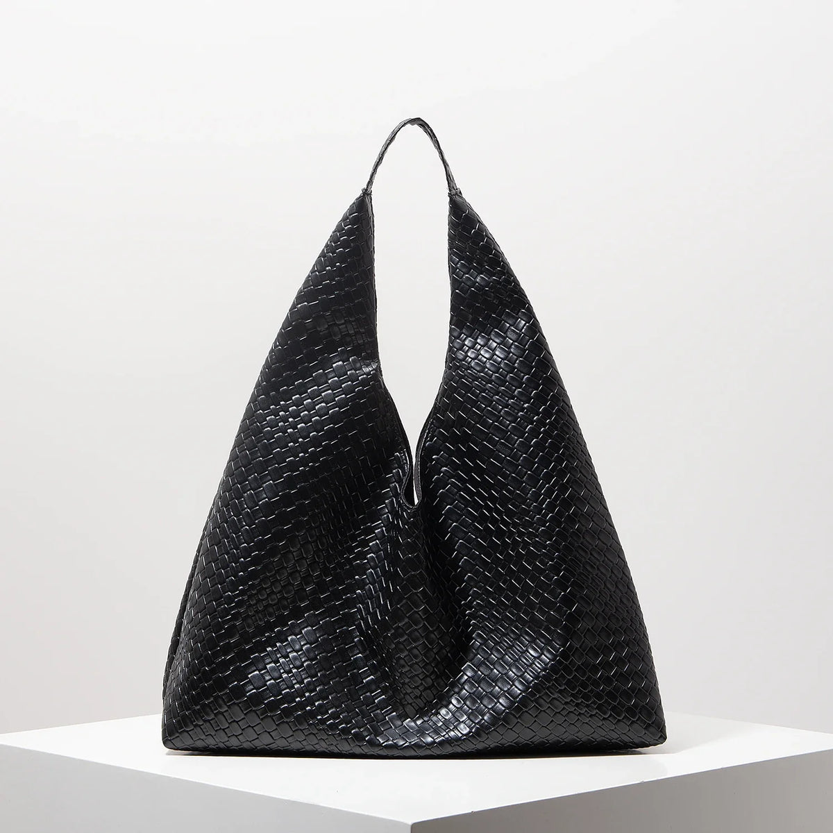 Bolso de cuero tejido