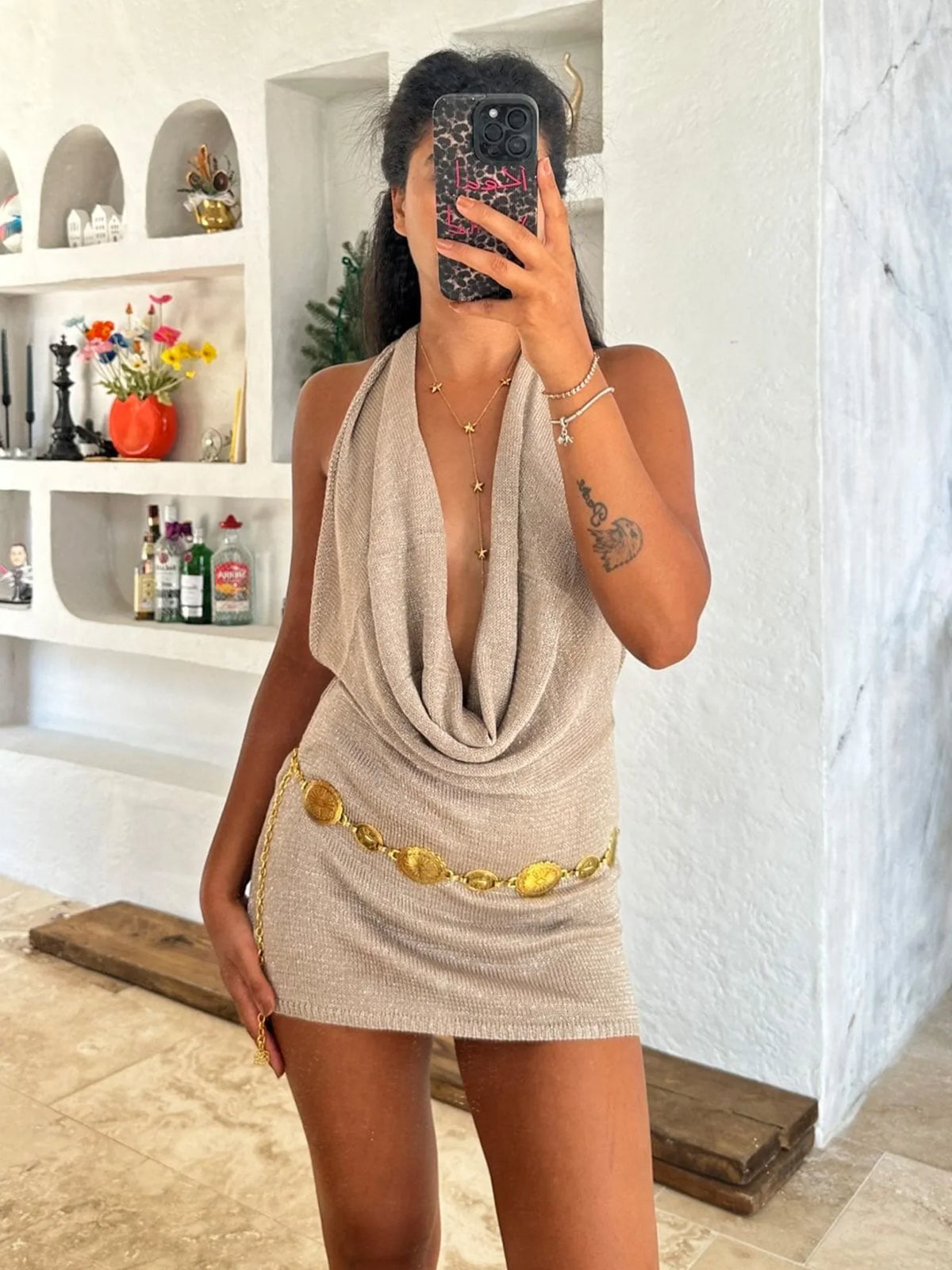 Vestido mini de mujer con escote profundo en V y espalda descubierta