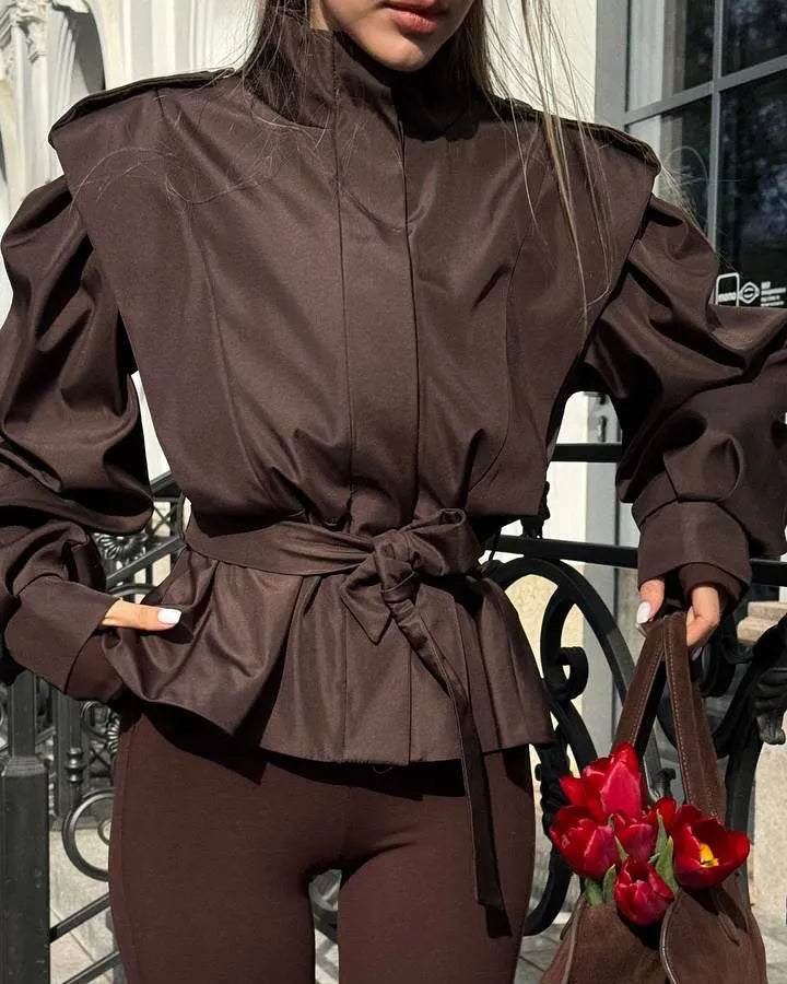 Chaqueta corta tipo gabardina para mujer