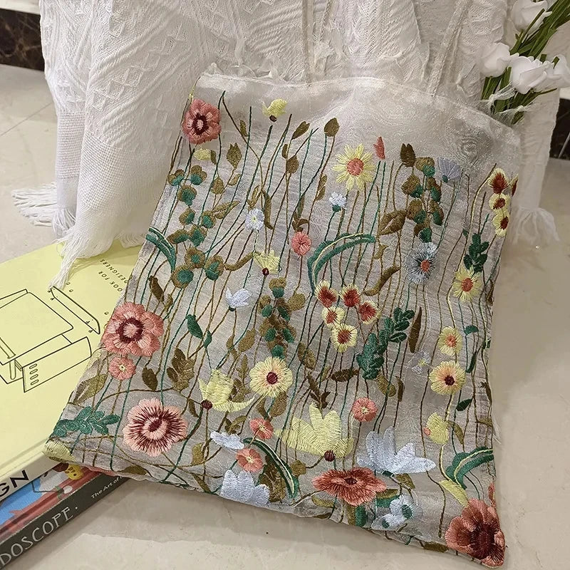 Bolso de hombro con flores de encaje bordadas