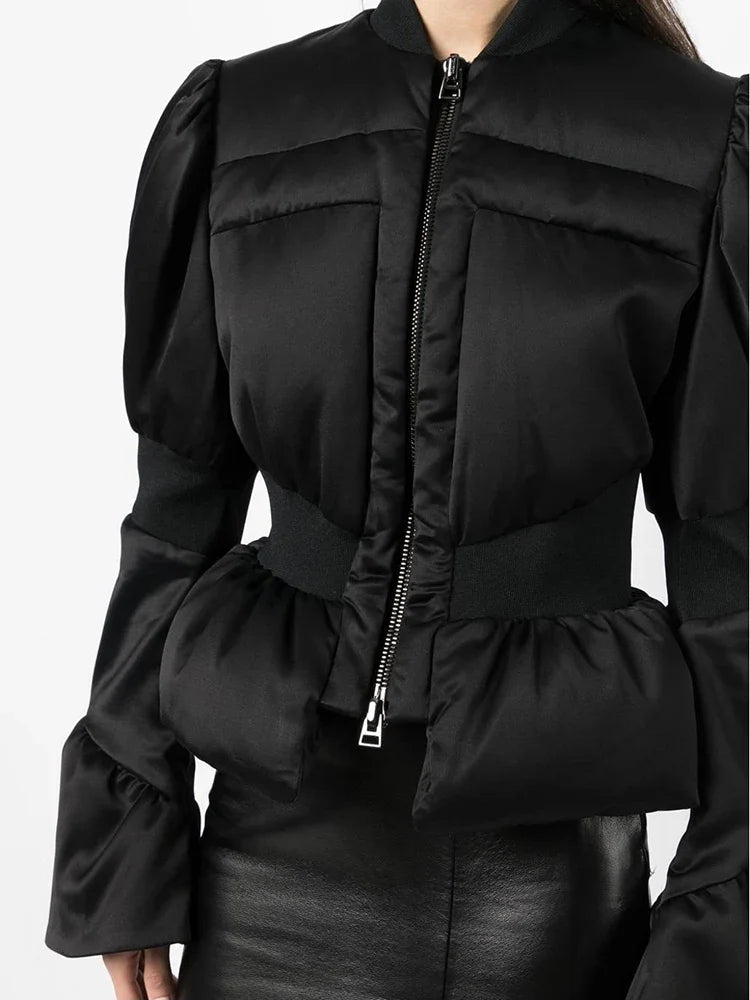 Chaqueta péplum acolchada de satén con relleno de plumón