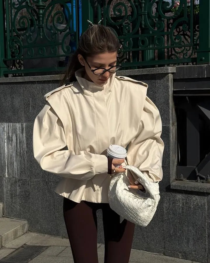Chaqueta corta tipo gabardina para mujer