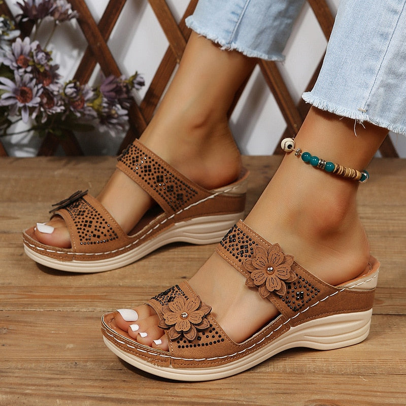 Sandalias de cuña con flores