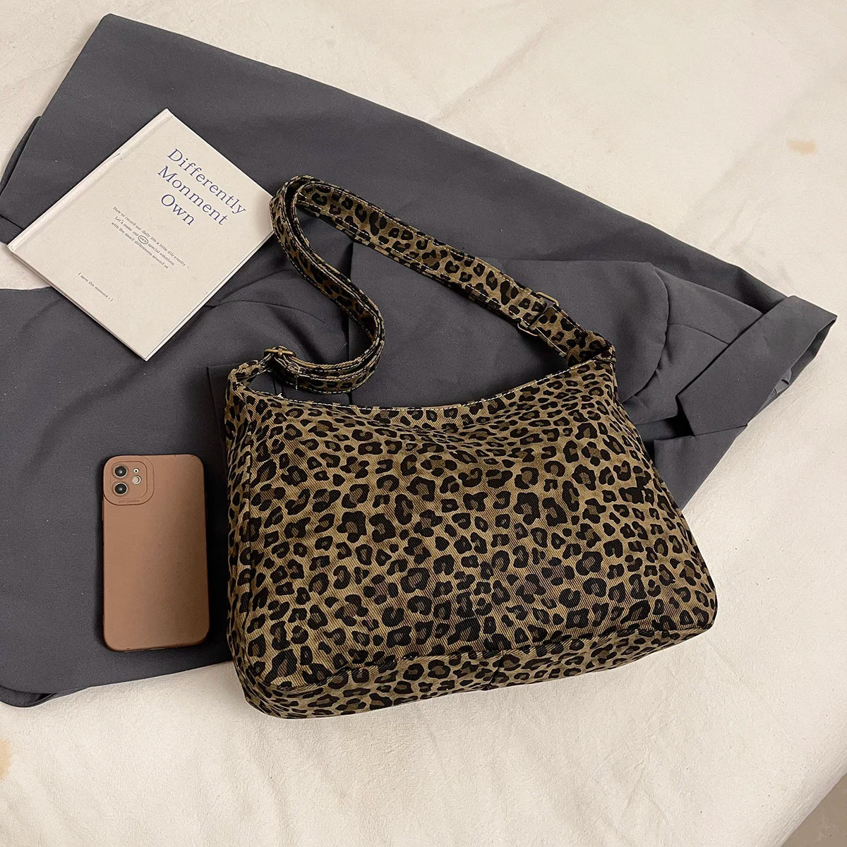 Bolso de hombro con estampado de leopardo