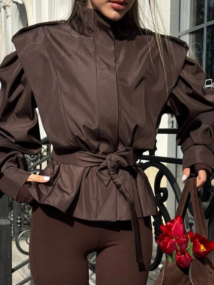Chaqueta corta tipo gabardina para mujer