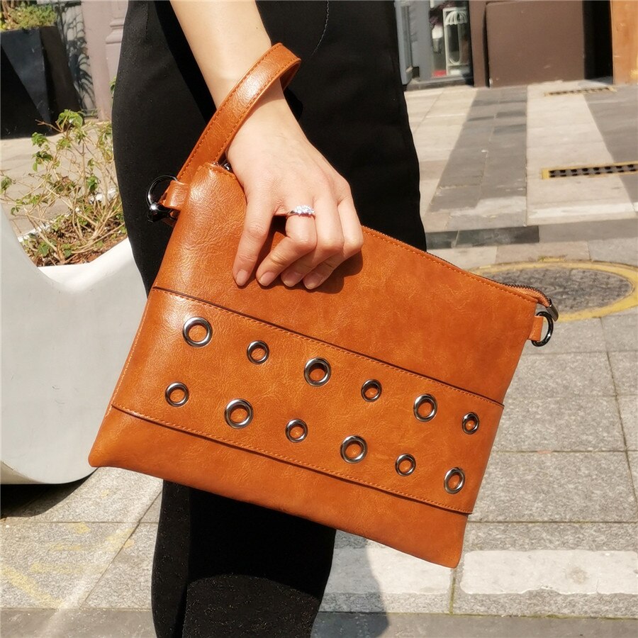 Bolso tipo sobre violeta