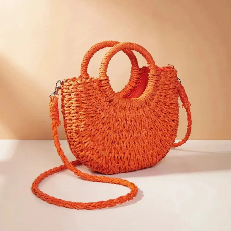 Bolso bandolera de ratán y paja en forma de media luna