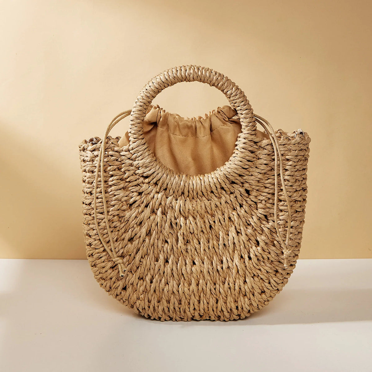 Bolso bandolera de ratán y paja en forma de media luna