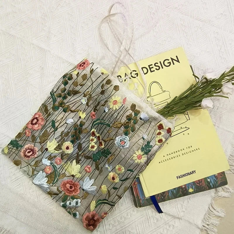 Bolso de hombro con flores de encaje bordadas