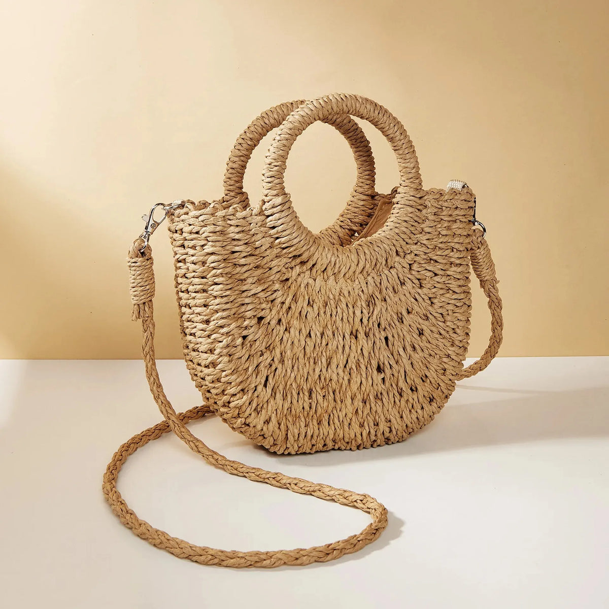 Bolso bandolera de ratán y paja en forma de media luna