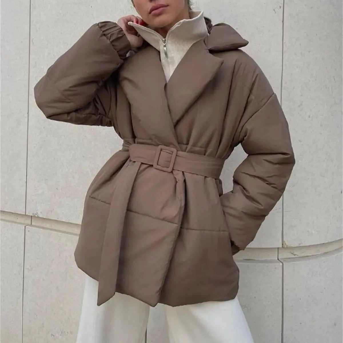 Chaqueta con solapas y cinturón