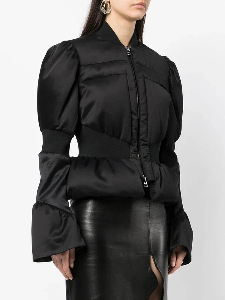 Chaqueta péplum acolchada de satén con relleno de plumón