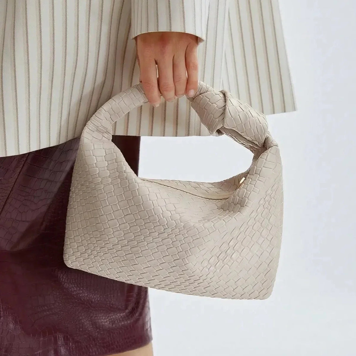 Bolso de mano tejido con nudo