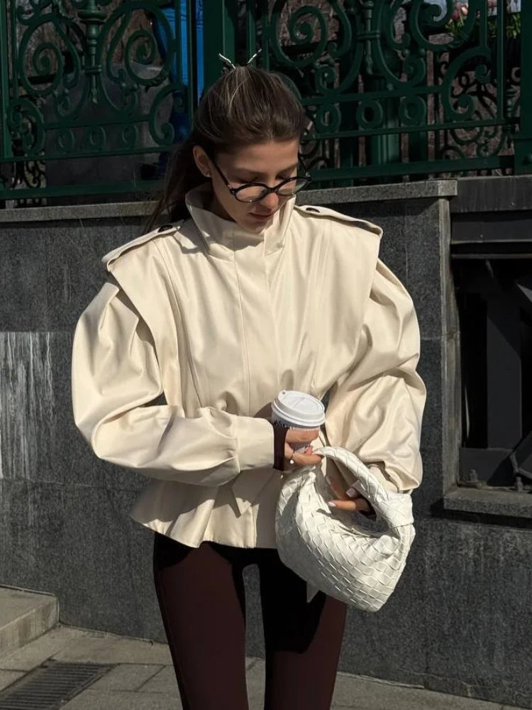 Chaqueta corta tipo gabardina para mujer