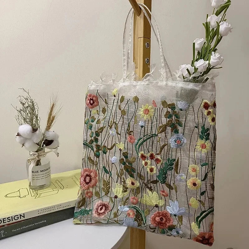 Bolso de hombro con flores de encaje bordadas