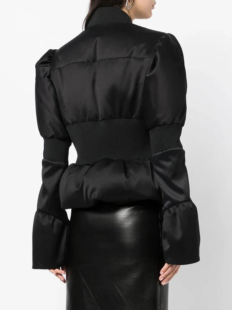 Chaqueta péplum acolchada de satén con relleno de plumón