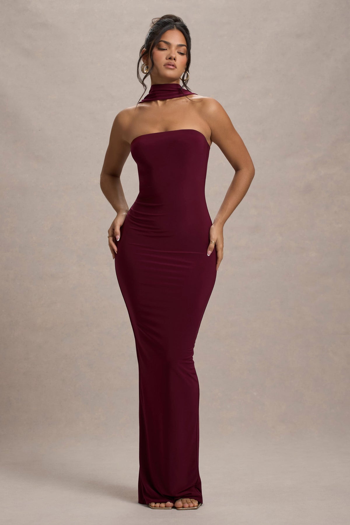 Nobu | Vestido largo con escote bandeau y cuello halter en color burdeos