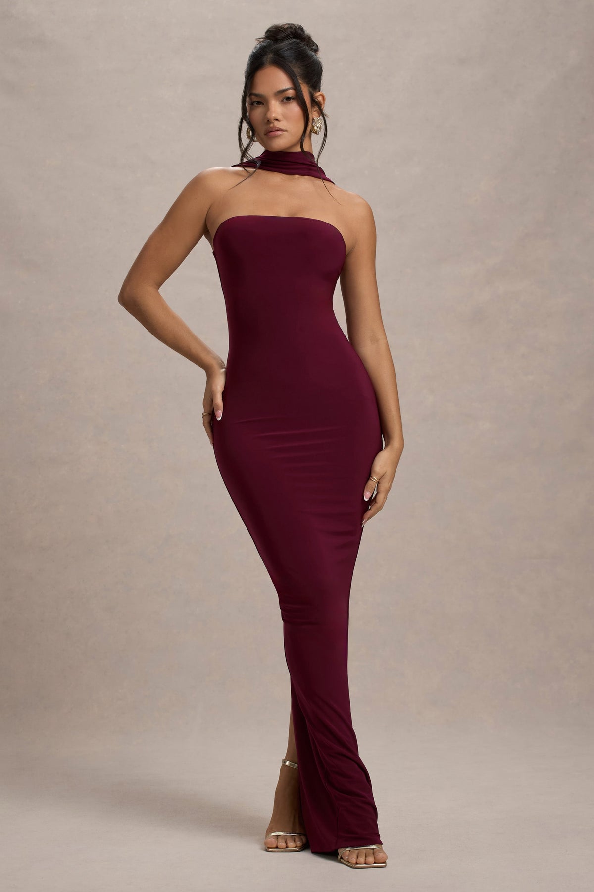 Nobu | Vestido largo con escote bandeau y cuello halter en color burdeos