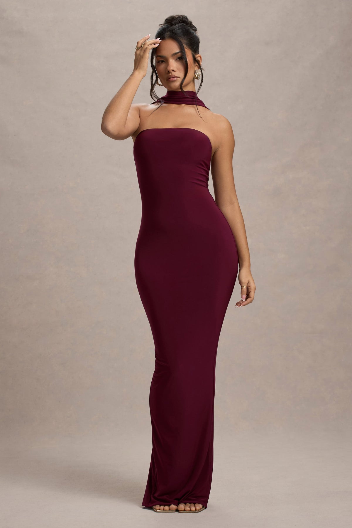Nobu | Vestido largo con escote bandeau y cuello halter en color burdeos