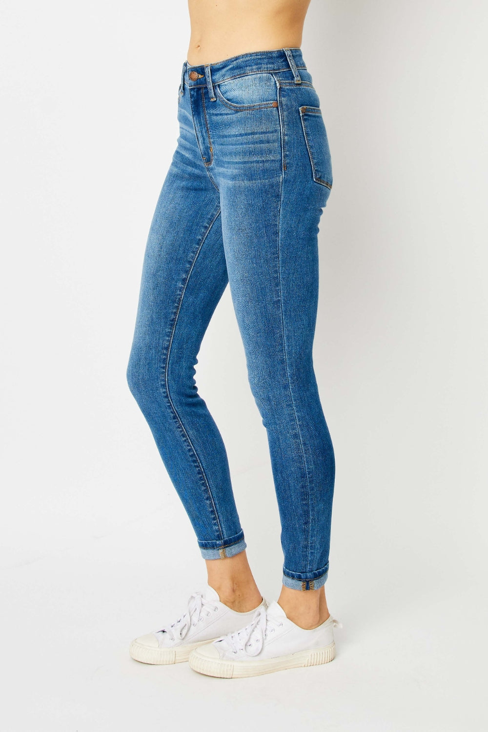 Judy Blue Jeans pitillo de talle bajo con dobladillo vuelto, en tallas extendidas