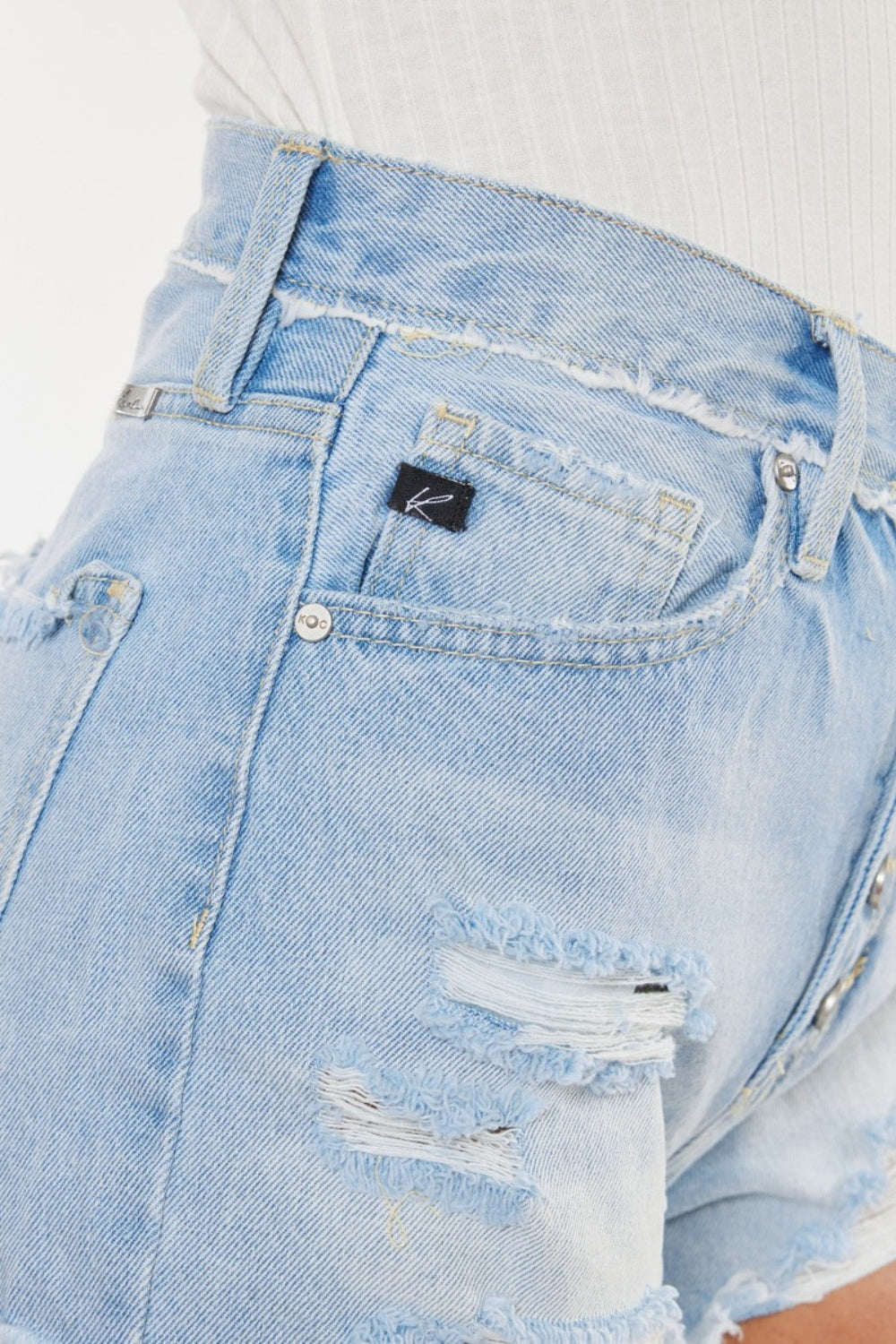 Shorts de mezclilla Kancan desgastados con bragueta de botones