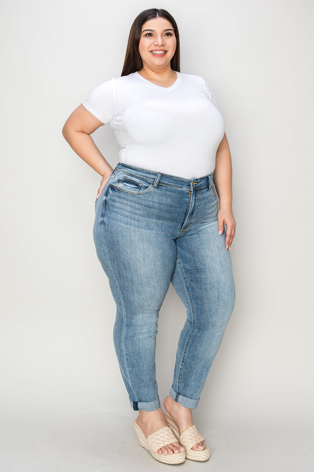 Judy Blue Jeans slim de tiro bajo con dobladillo vuelto, en tallas completas
