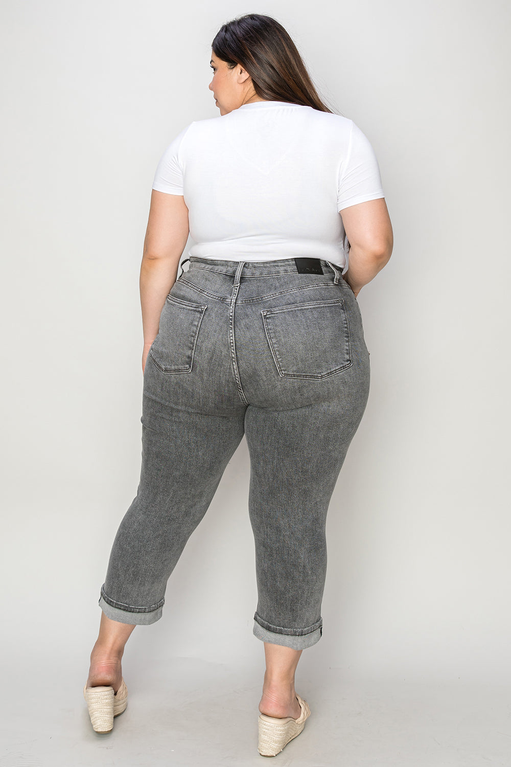 Capris Judy Blue de talla completa, tiro alto, con bragueta de botones y dobladillo vuelto