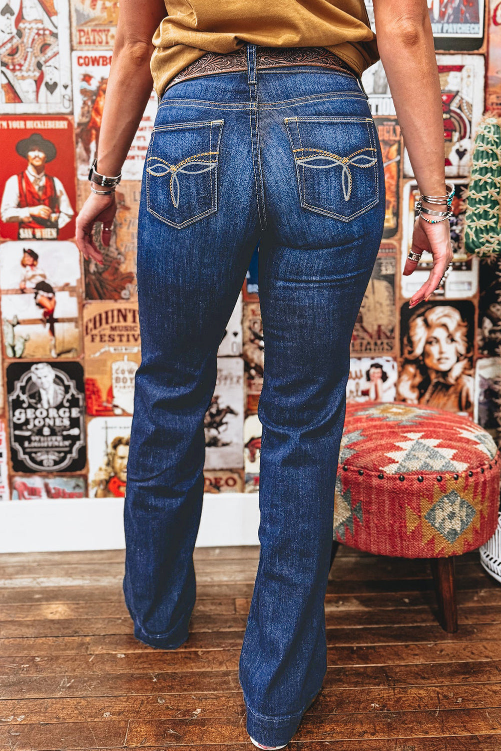 Vaqueros bootcut azul vela con bolsillos de parche y pespuntes