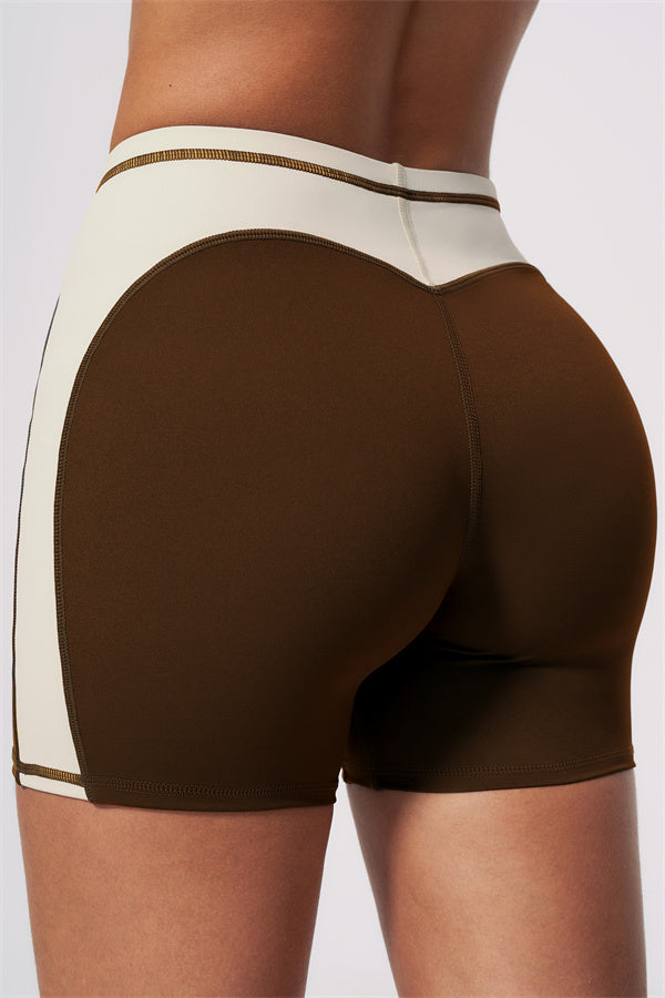 Conjunto de 2 piezas de sujetador deportivo y shorts color arenisca