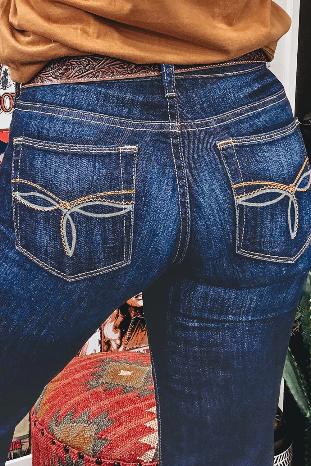 Vaqueros bootcut azul vela con bolsillos de parche y pespuntes