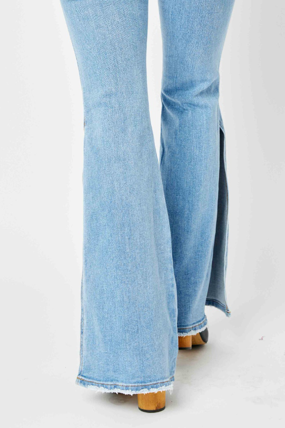 Jeans acampanados Judy Blue de tiro medio, en tallas completas, con dobladillo sin rematar y abertura en el bajo