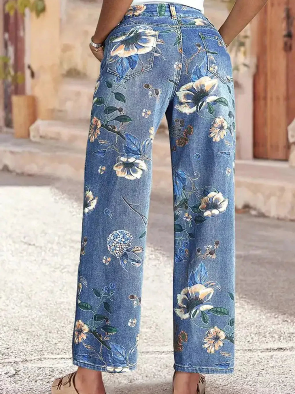Vaqueros de mezclilla de pierna ancha con estampado floral