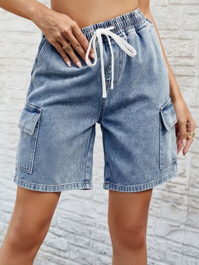 Pantalones cortos de mezclilla con cordón y bolsillos