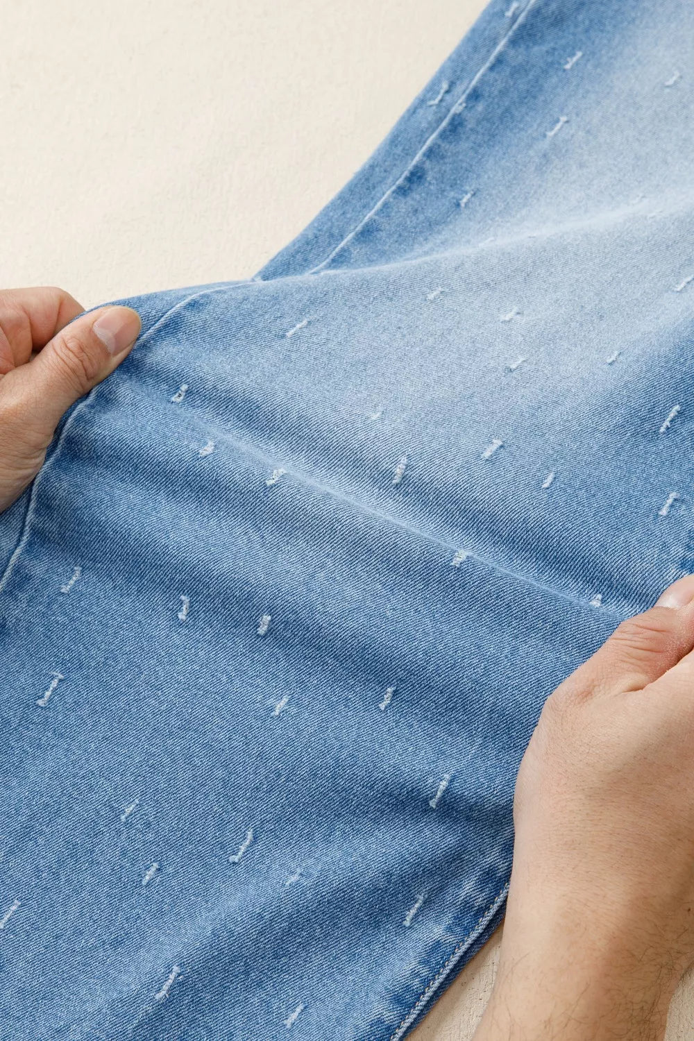 Jeans de control de abdomen con detalles desgastados y dobladillo sin rematar