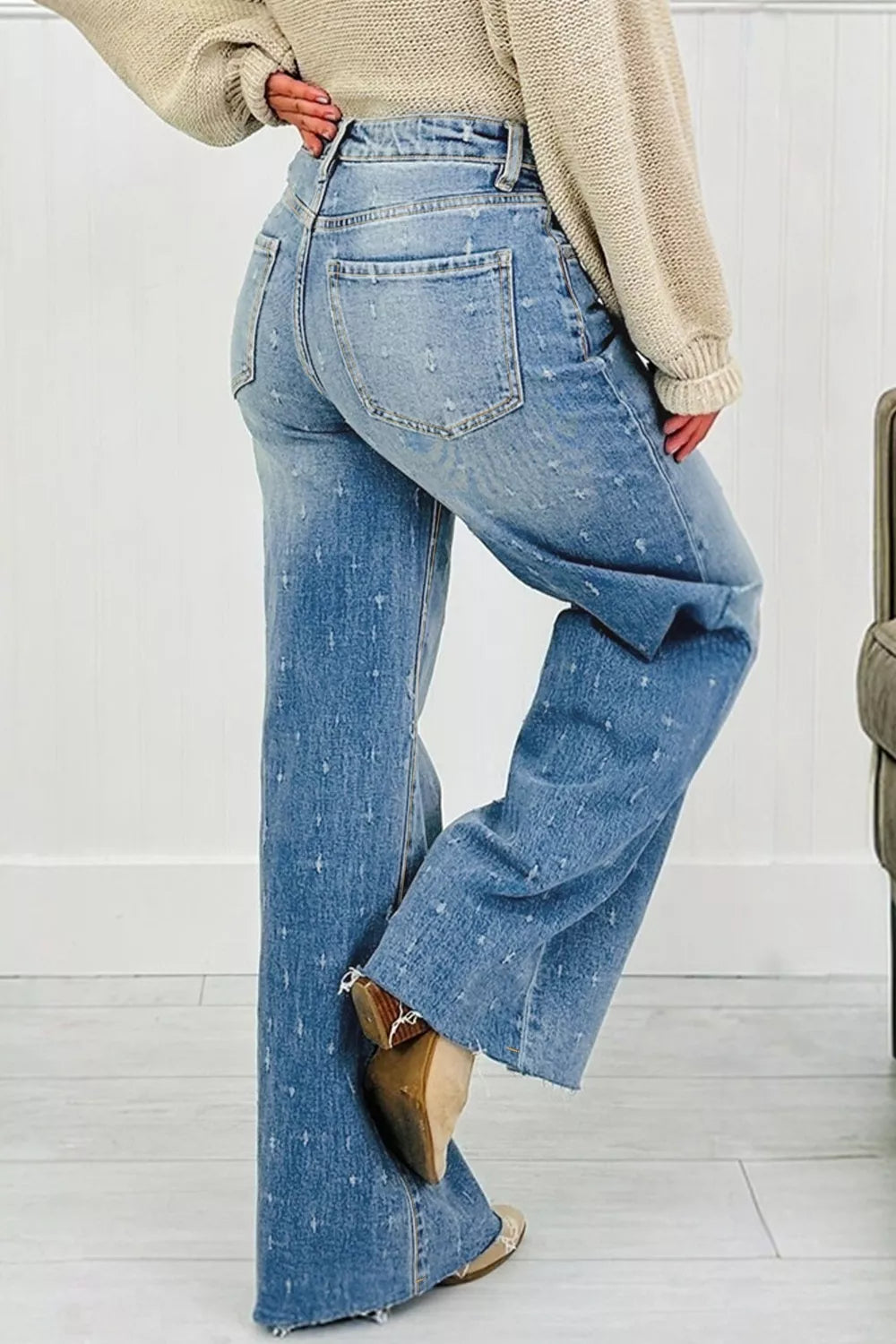 Jeans de control de abdomen con detalles desgastados y dobladillo sin rematar