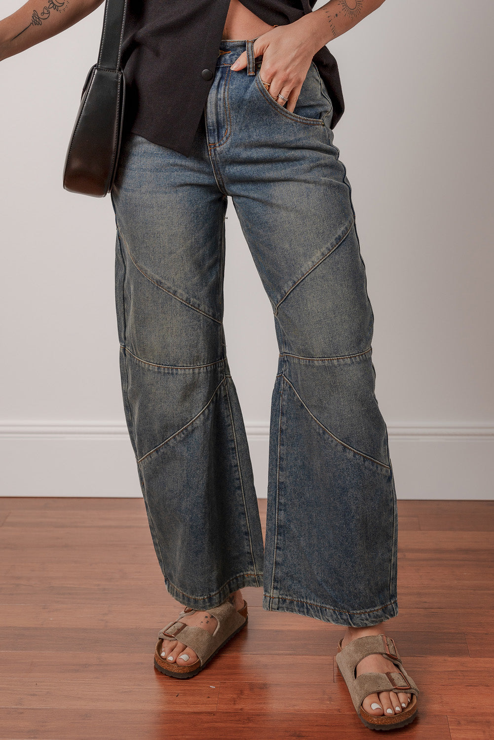 Jeans azul vela de tiro alto, pierna recta y diseño cruzado