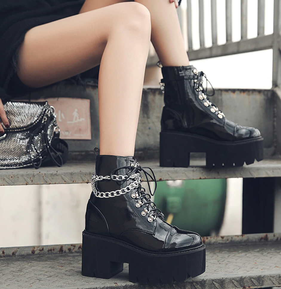 Botas de cuero con cadena