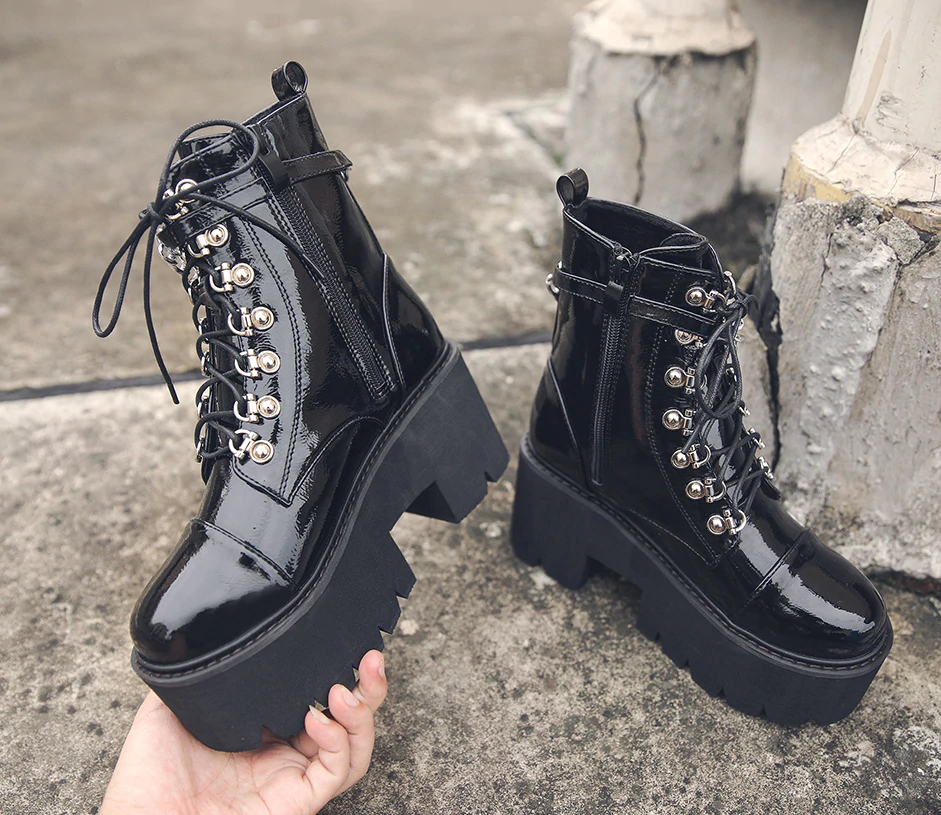 Botas de cuero con cadena