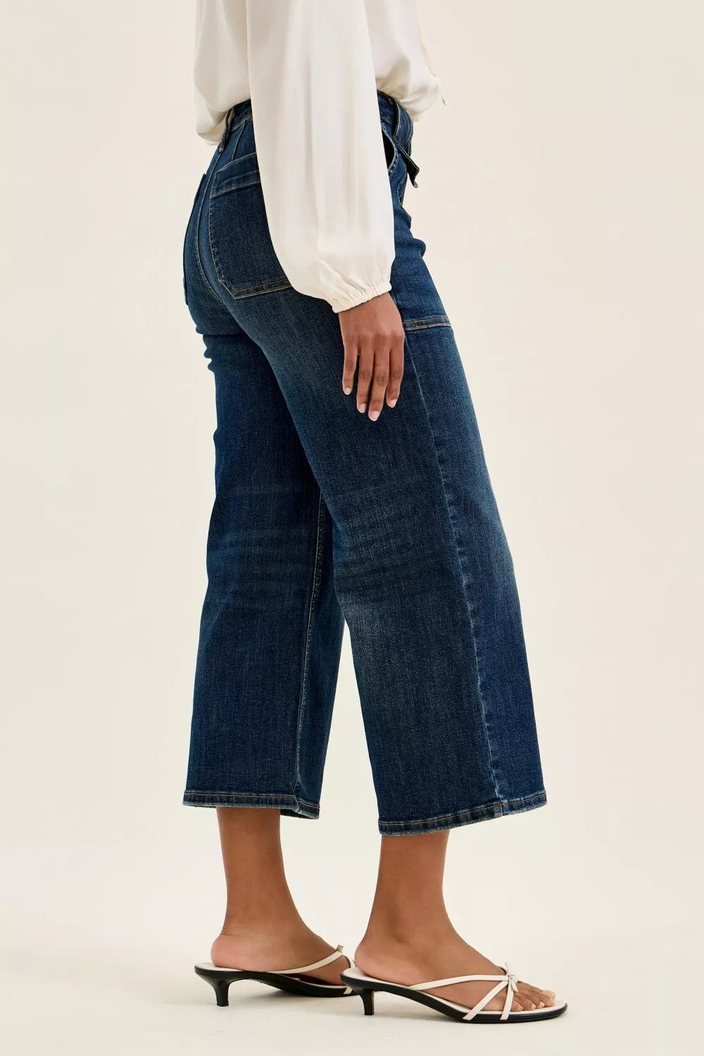 Jeans utilitarios Judy Blue de cintura alta, pierna ancha y corte cropped, con bolsillo de parche