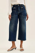 Jeans utilitarios Judy Blue de cintura alta, pierna ancha y corte cropped, con bolsillo de parche