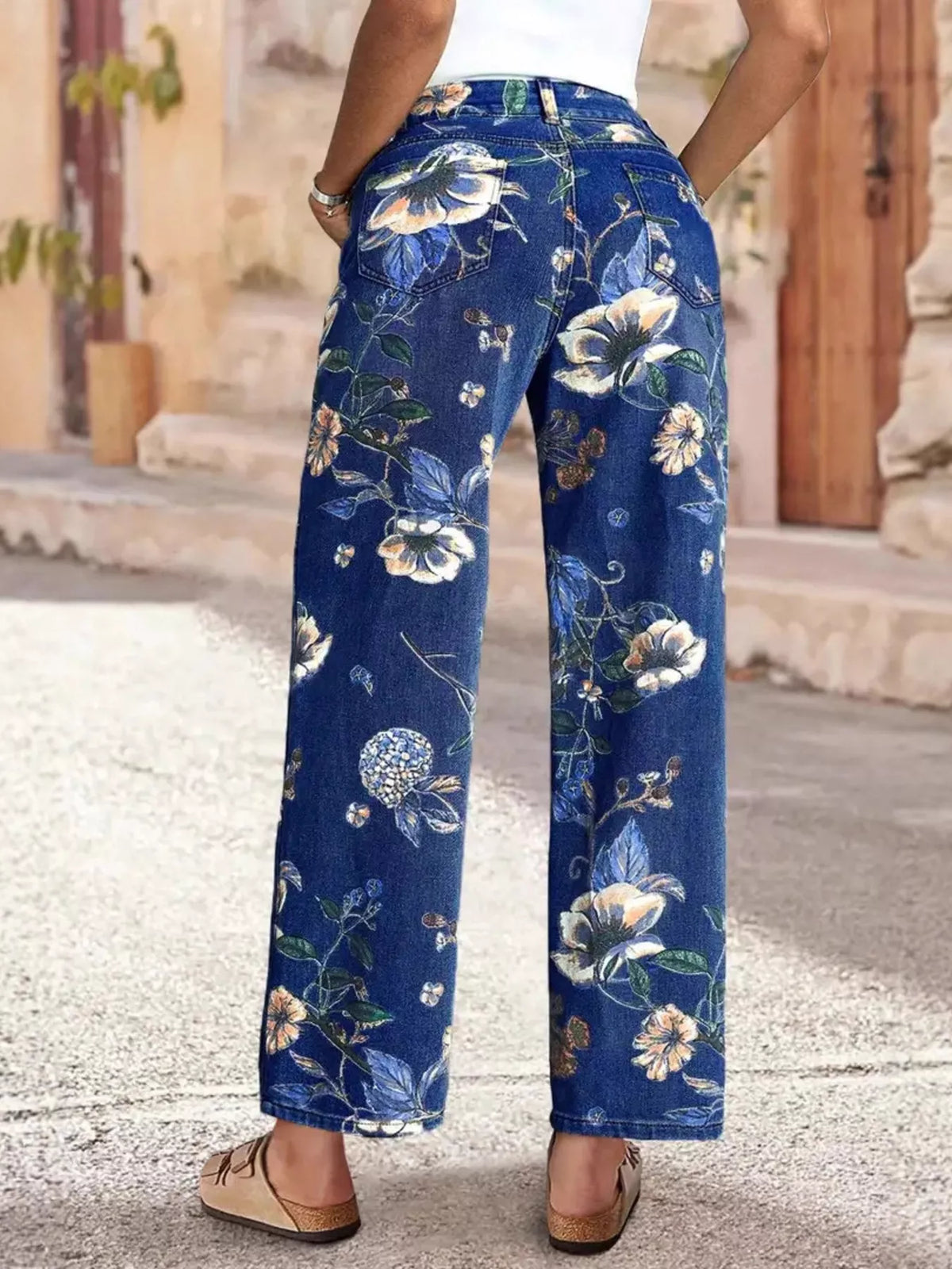 Vaqueros de mezclilla de pierna ancha con estampado floral